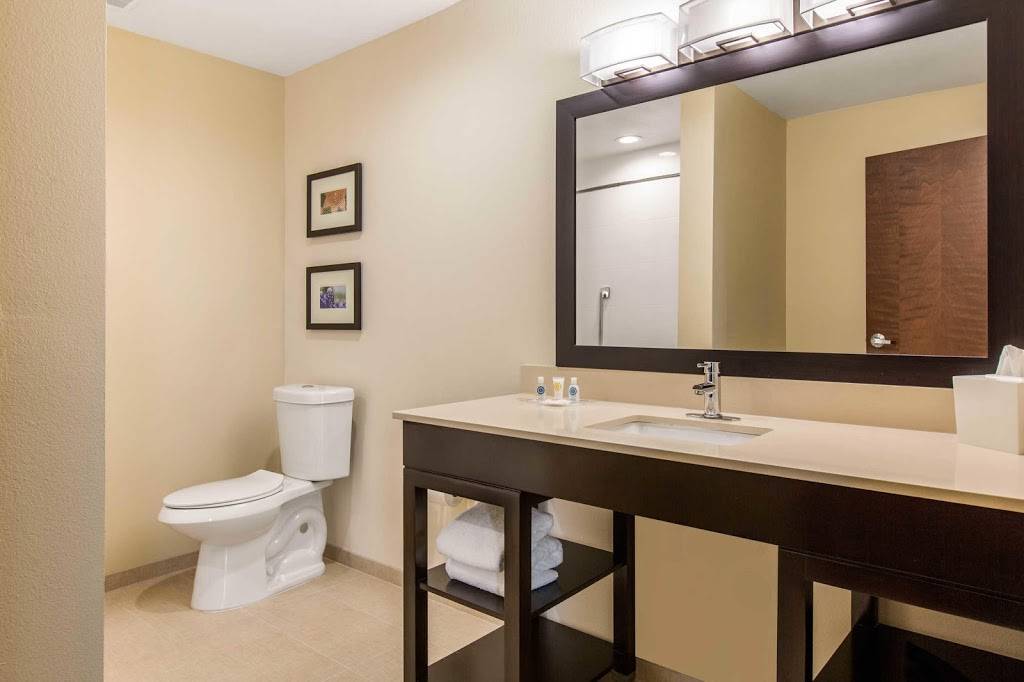 Comfort Suites - South Austin | 5001 S IH 35 Frontage Rd, Austin, TX 78744, USA | Phone: (512) 953-8392