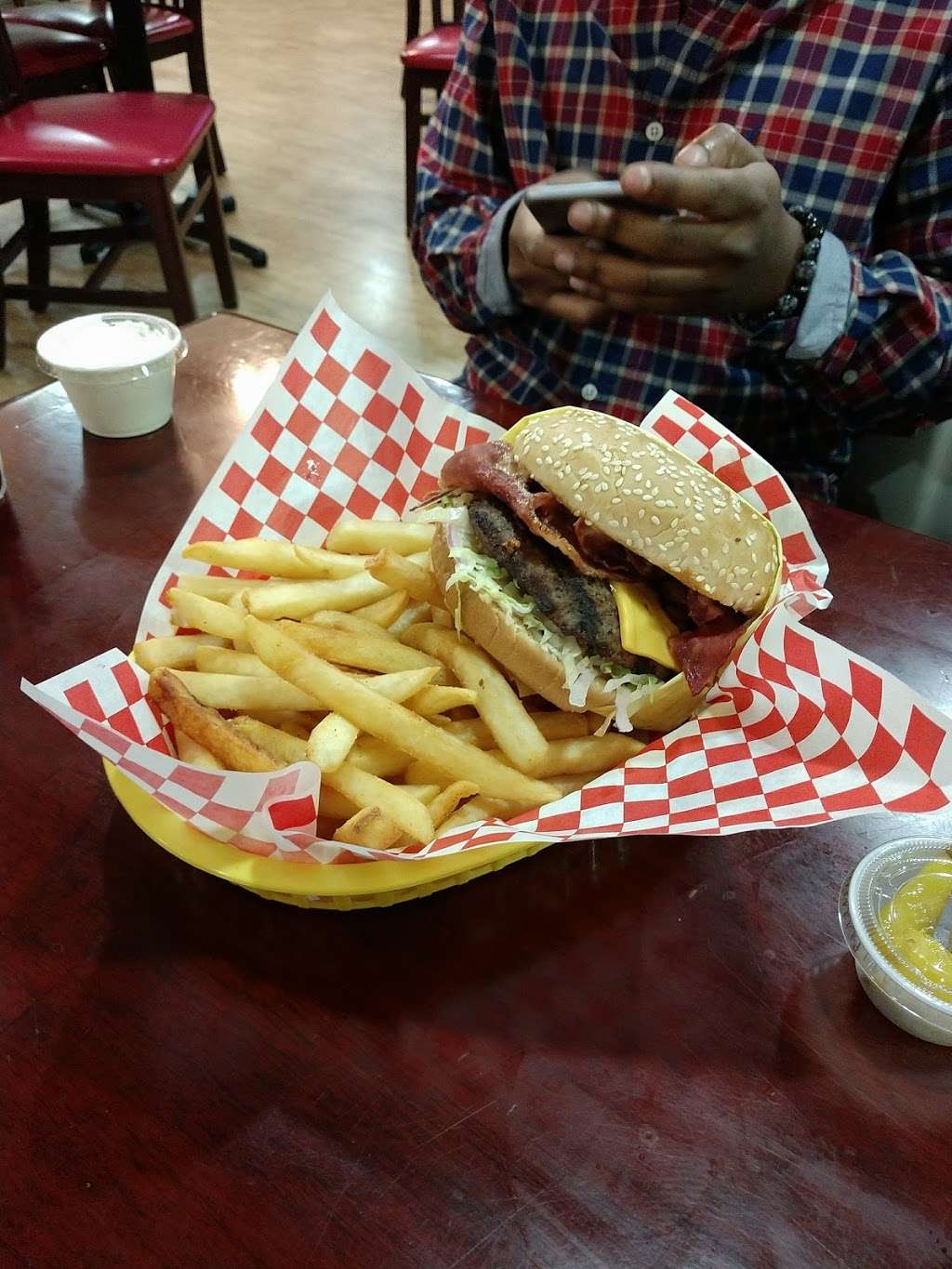 Yellow Basket Burgers | 14303 Palmdale Rd, Victorville, CA 92392 | Phone: (760) 952-7534