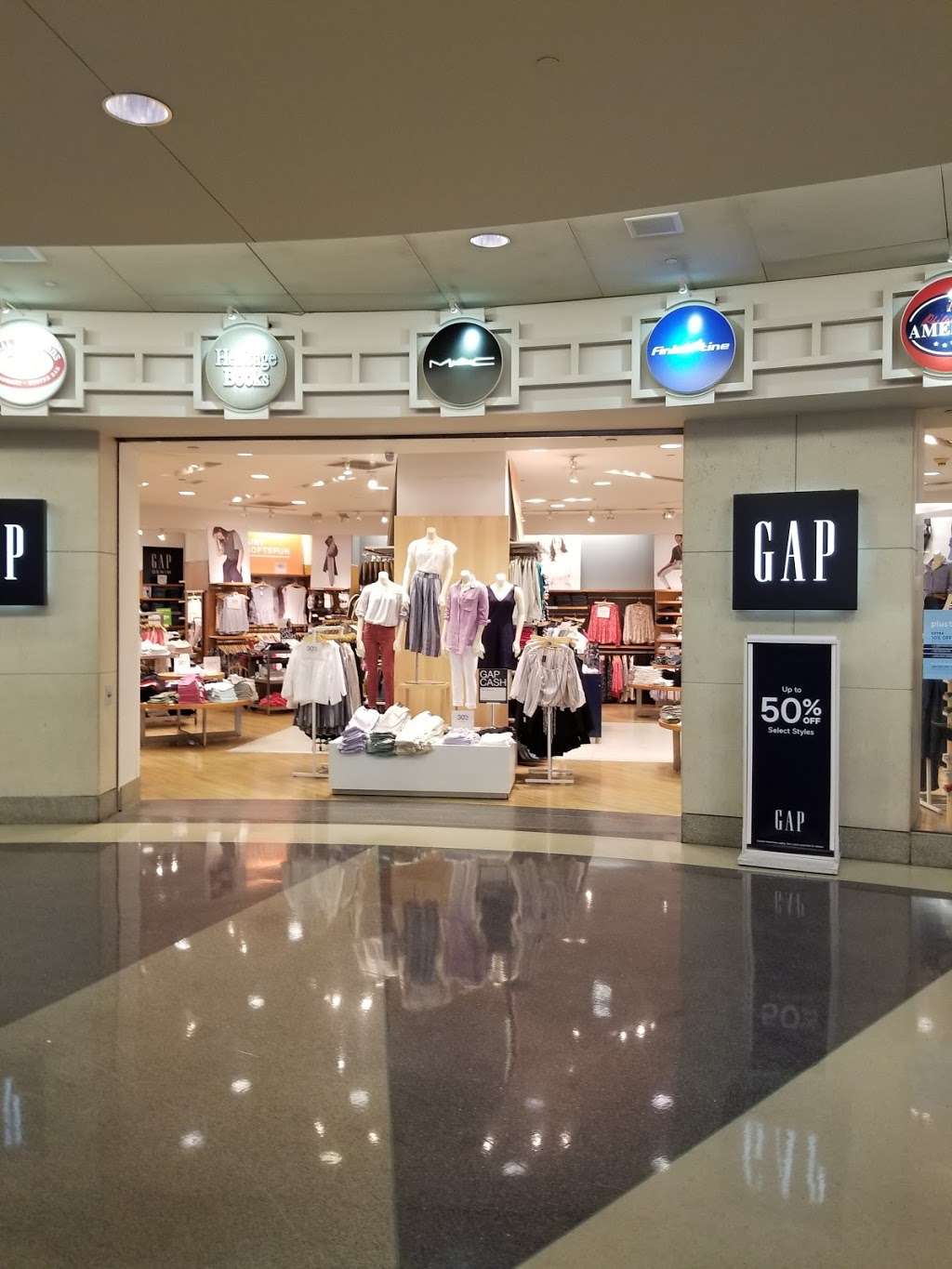 Gap | 8500 ESSINGTON Terminal B-C Upper Level, #M1, Philadelphia, PA 19153, USA | Phone: (215) 492-5606