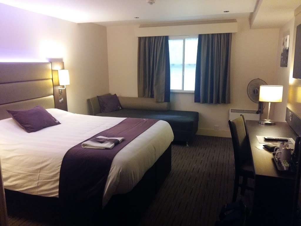 Premier Inn Crawley Town West | Crawley Ave, Crawley RH10 8BA, UK