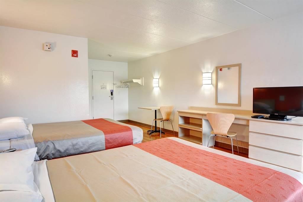 Motel 6 Seekonk, MA - Providence East | 821 Fall River Ave, Seekonk, MA 02771, USA | Phone: (508) 336-7800