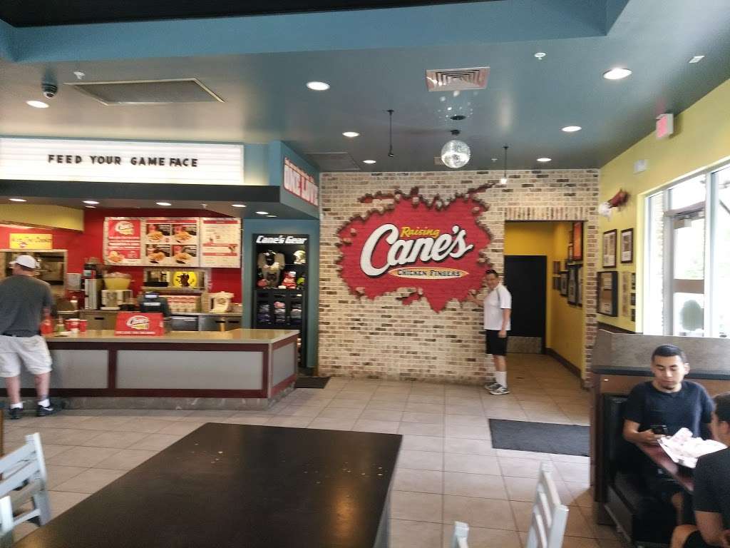 Raising Canes Chicken Fingers | 2127 W Davis St, Conroe, TX 77304 | Phone: (936) 760-7744