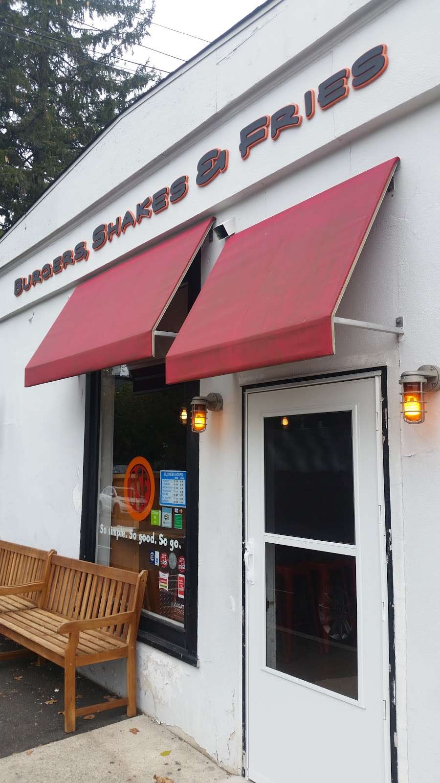 Burgers, Shakes & Fries | 302 Delavan Ave, Greenwich, CT 06830, USA | Phone: (203) 531-7433