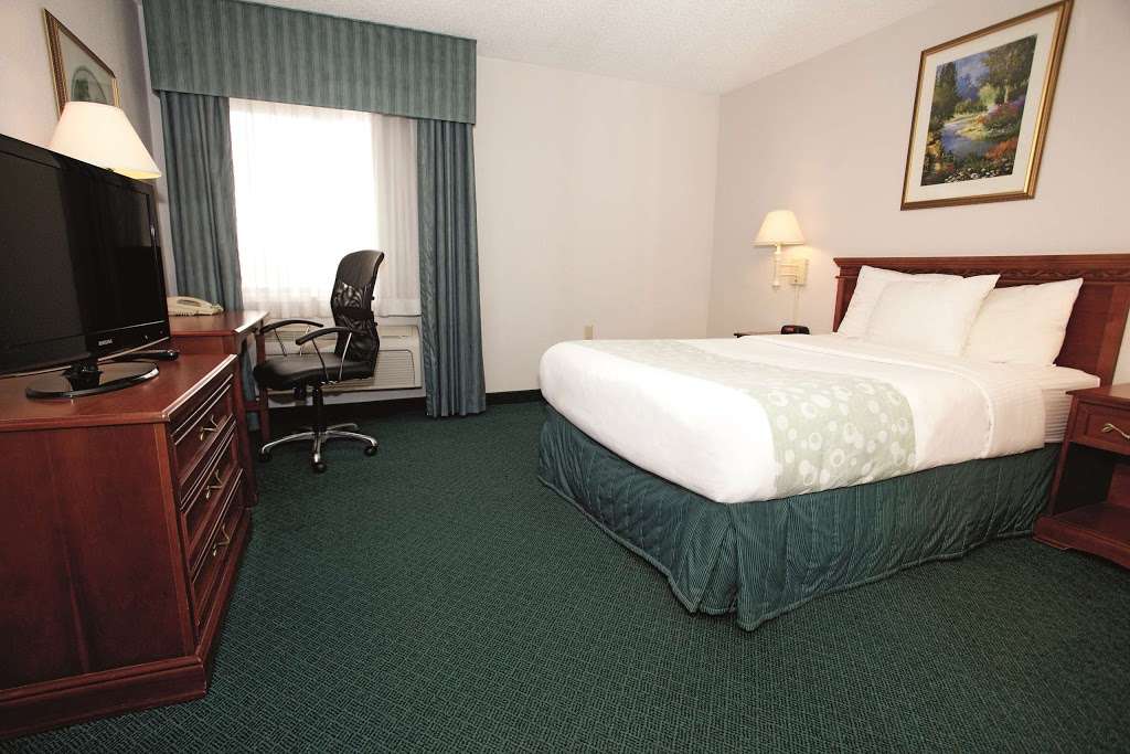 La Quinta Inn & Suites Chicago Gurnee | 5688 Northridge Dr, Gurnee, IL 60031, USA | Phone: (847) 662-7600