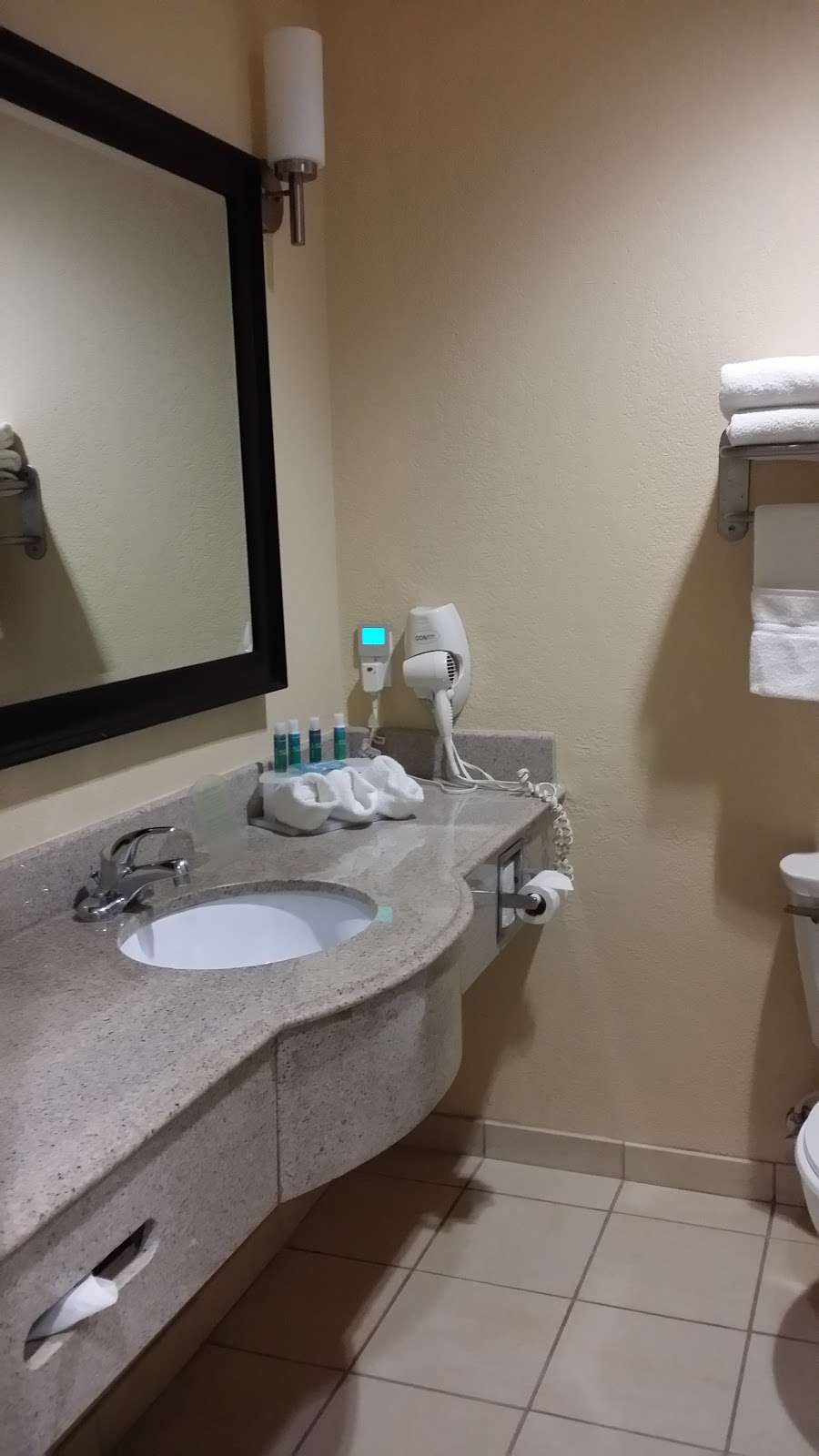 Holiday Inn Express & Suites Galveston West-Seawall | 8628 Seawall Blvd, Galveston, TX 77554 | Phone: (409) 740-7900