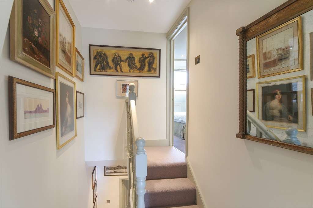 Bed & Breakfast | 29 Bronsart Rd, Fulham, London SW6 6AJ, UK | Phone: 020 8616 9595