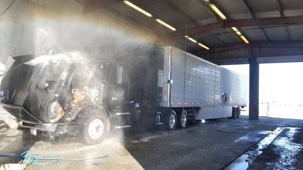 K & S Truck Wash | 8853 Three Flags Road A, Oak Hills, CA 92344, USA | Phone: (760) 948-1914