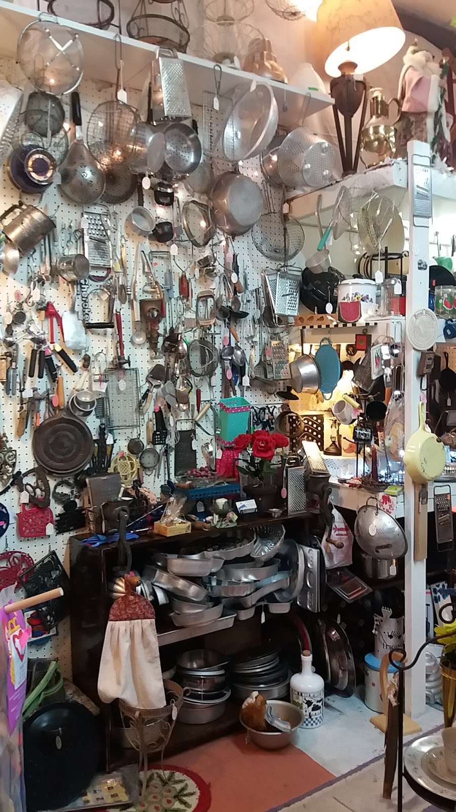 Cawmans Mall Antiques-Things | 529 NJ-49, Salem, NJ 08079, USA | Phone: (856) 935-0423