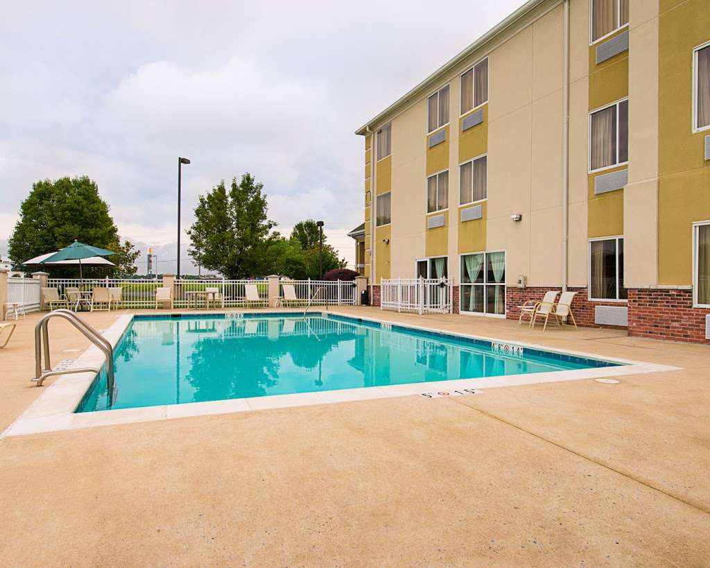 Quality Inn Spring Mills - Martinsburg North | 1220 T J Jackson Dr, Falling Waters, WV 25419, USA | Phone: (681) 353-2115