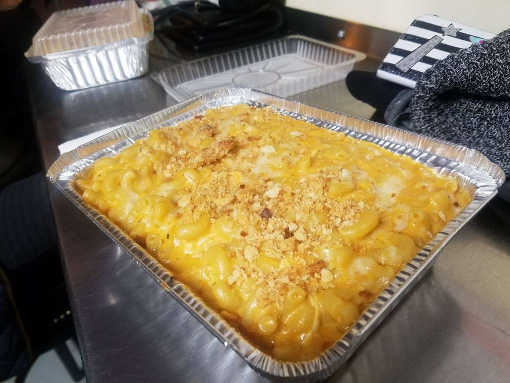 Midnight Mac and Cheeserie | 6979 N Sheridan Rd, Chicago, IL 60626, USA | Phone: (847) 886-2601