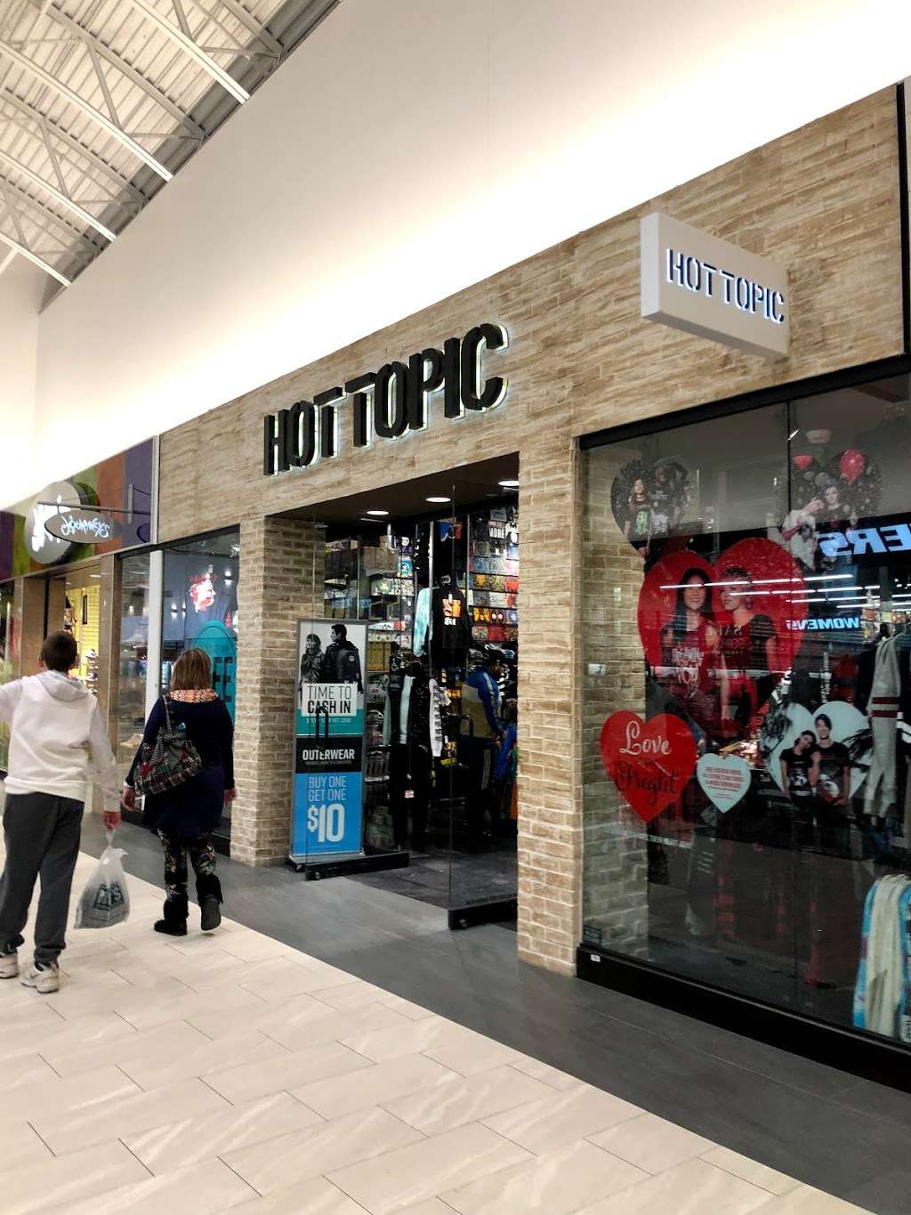 Hot Topic | 14500 W. Colfax Ave., Space #379, Lakewood, CO 80401 | Phone: (303) 216-2156