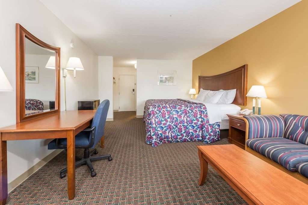 Days Inn by Wyndham Columbus IN | 3445 Jonathan Moore Pike, Columbus, IN 47201, USA | Phone: (812) 376-9951
