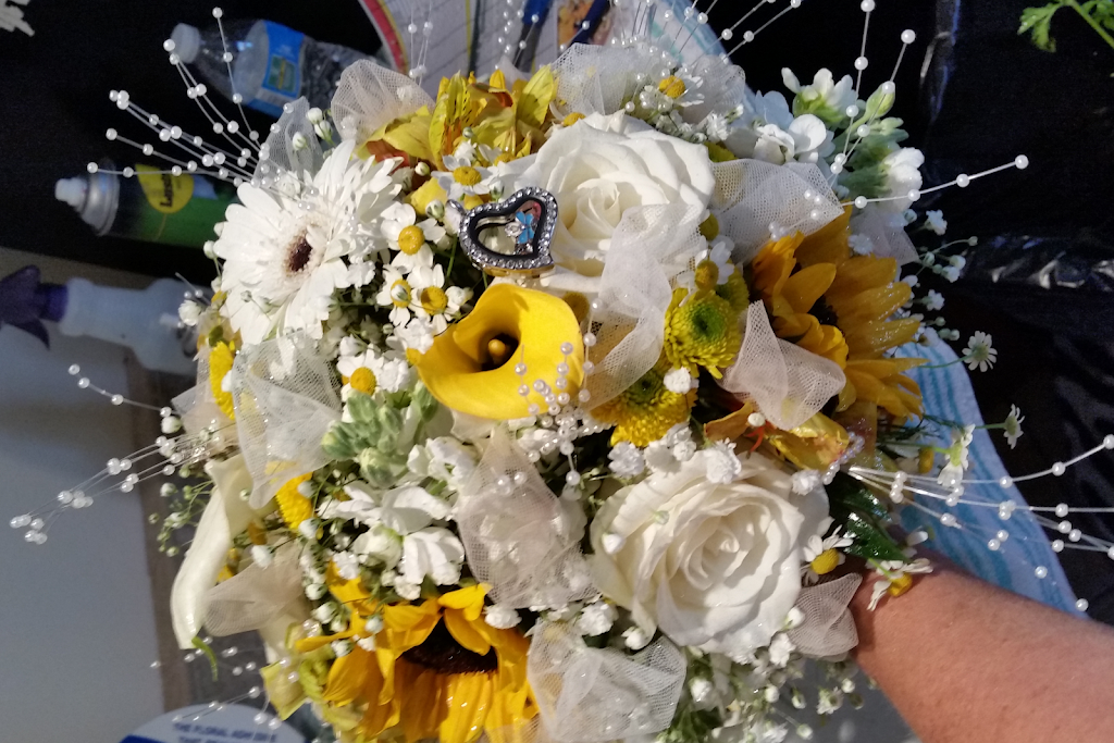 Beautiful Bridal Bouquets | 1085 S Broadway St, Coal City, IL 60416 | Phone: (815) 545-7516