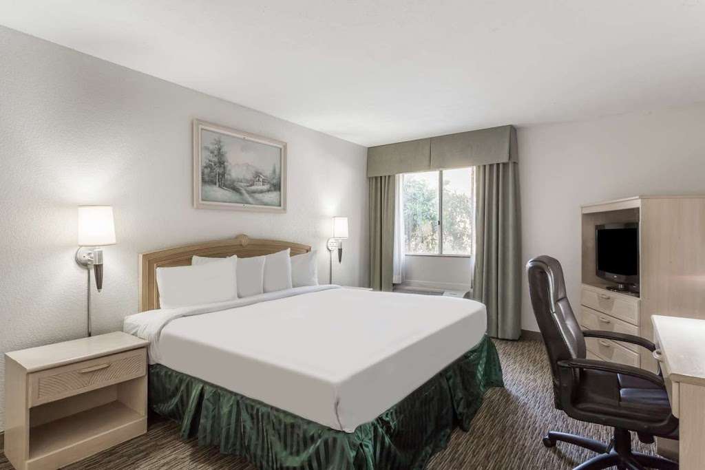 Days Hotel by Wyndham Peoria Glendale Area | 8955 W Grand Ave, Peoria, AZ 85345, USA | Phone: (623) 979-7200