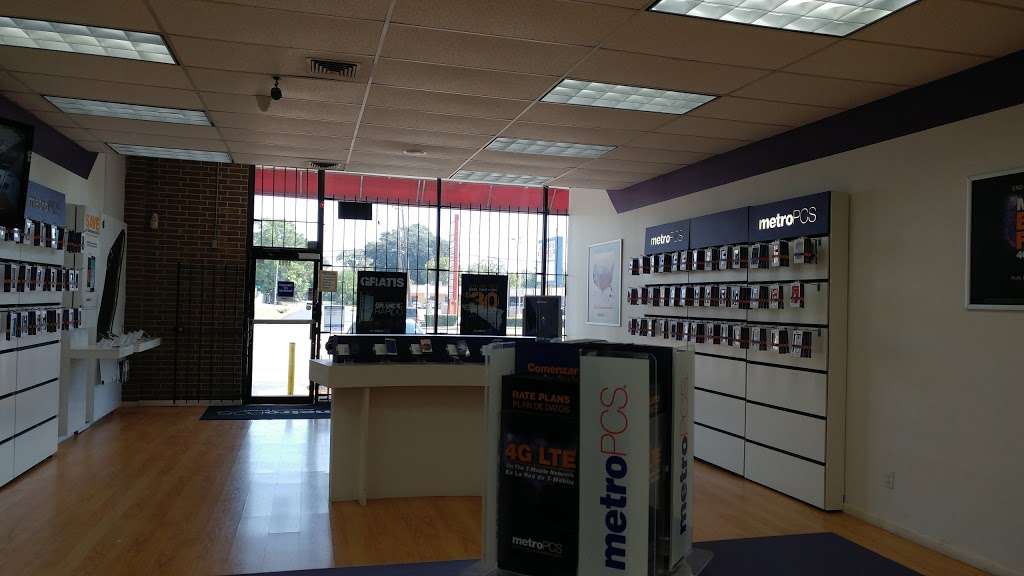 Metro by T-Mobile | 5003 Antoine Dr Suite J, Houston, TX 77092, USA | Phone: (713) 812-1665