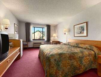 Travelodge Sturtevant/Racine | 910 S Sylvania Ave, Sturtevant, WI 53177, USA | Phone: (262) 886-0385