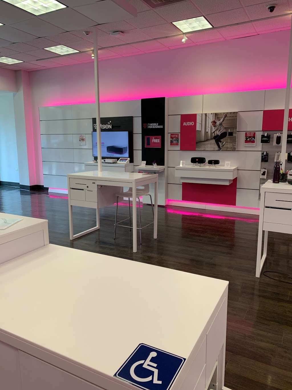 T-Mobile | 1451 E 53rd St, Chicago, IL 60615, USA | Phone: (773) 752-6015