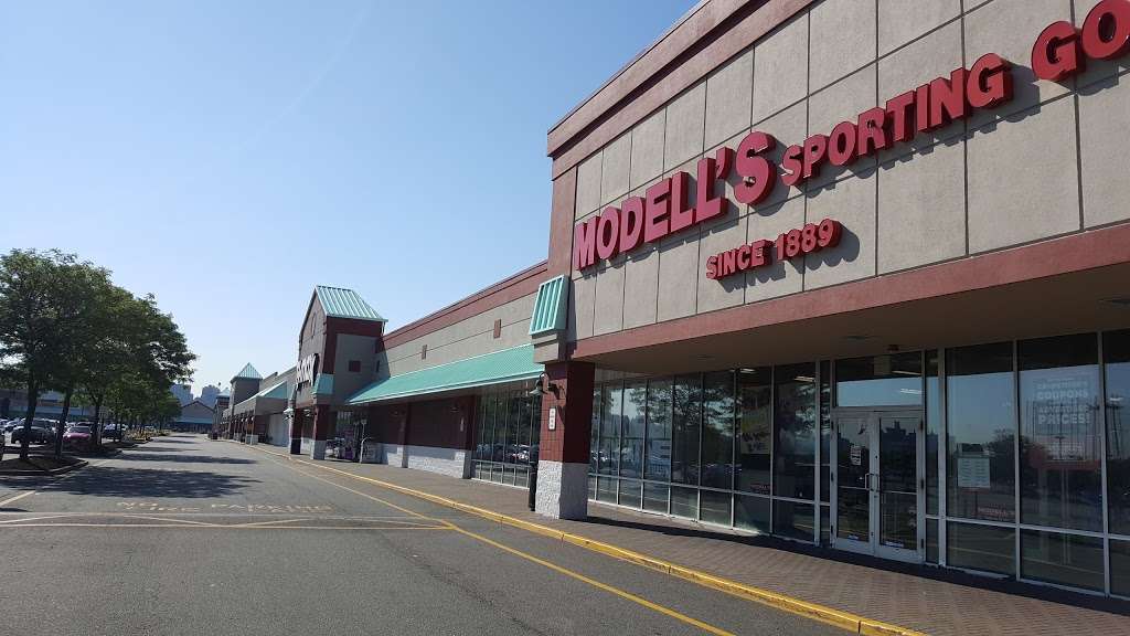 Modells Sporting Goods - store  | Photo 4 of 5 | Address: 473 River Rd, Edgewater, NJ 07020, USA | Phone: (201) 840-0033