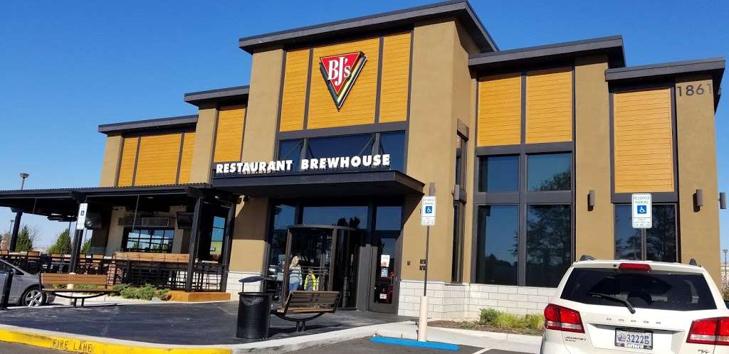 BJs Restaurant & Brewhouse | 1861 Carl D. Silver Parkway, Fredericksburg, VA 22401, USA | Phone: (540) 736-4710