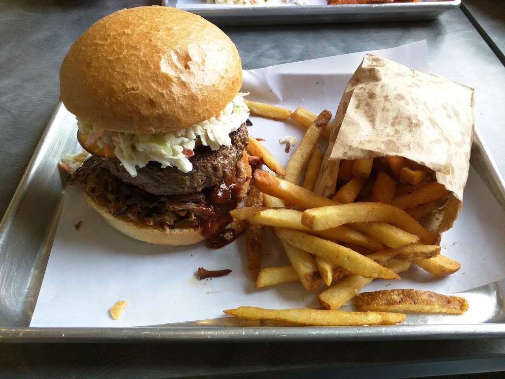 Burger/Que | 403 King George Rd, Basking Ridge, NJ 07920, USA | Phone: (908) 484-7081