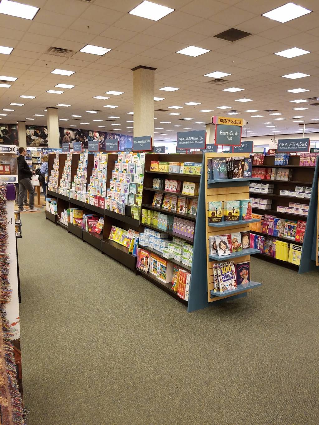 Barnes & Noble | SouthPointe Pavilions 2910, Pine Lake Rd, Lincoln, NE 68516, USA | Phone: (402) 421-7979