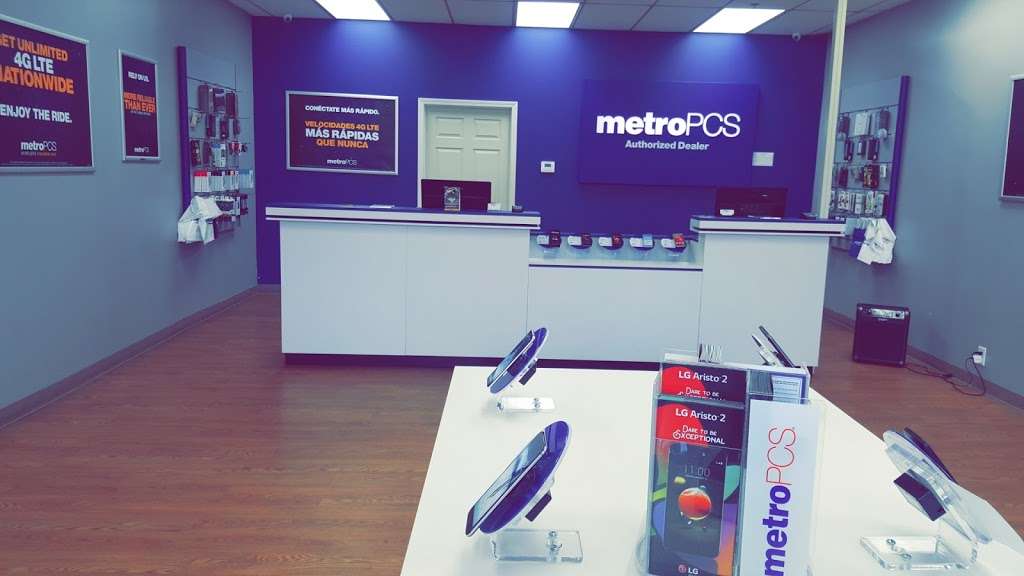 Metro by T-Mobile | 1806 Irving Park Rd, Hanover Park, IL 60133, USA | Phone: (630) 855-3879