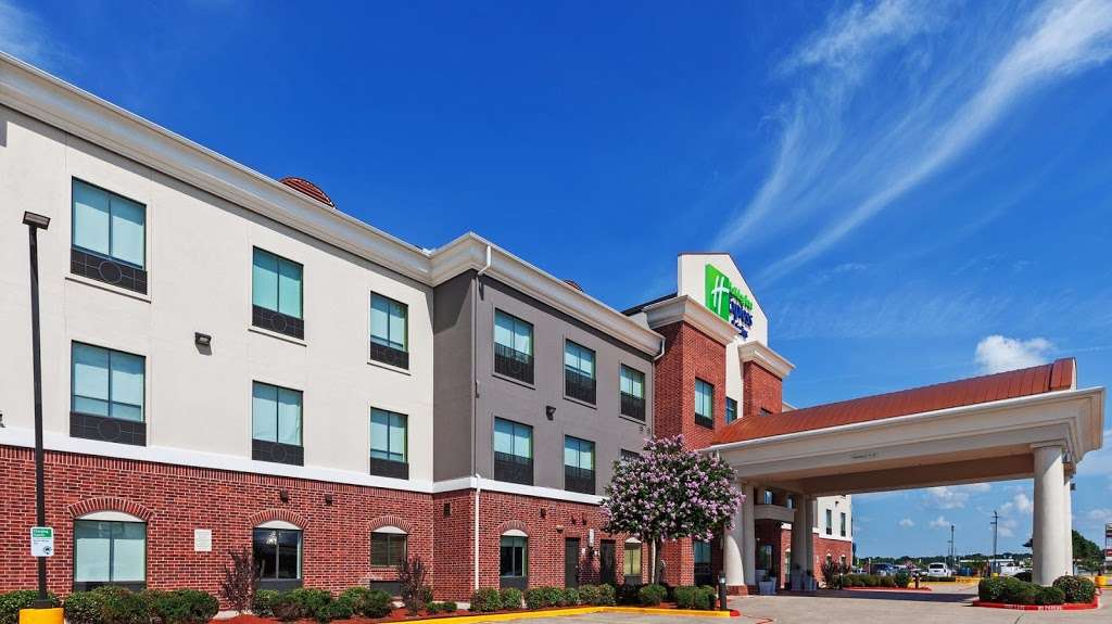 Holiday Inn Express & Suites Sealy | 2370 TX-36, Sealy, TX 77474 | Phone: (979) 877-0700