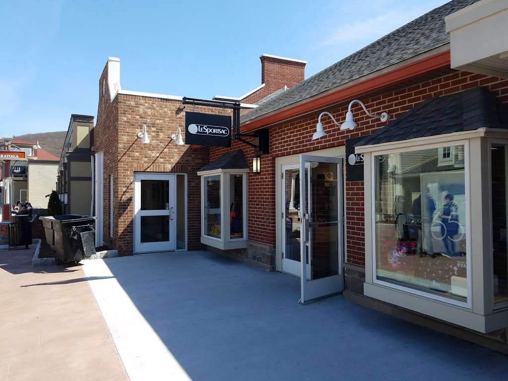 LeSportsac | 690 Bluebird Ct, Central Valley, NY 10917, USA | Phone: (845) 928-3328