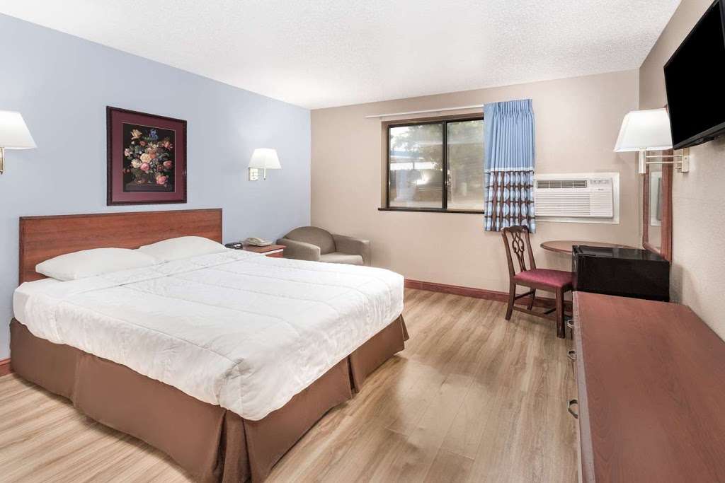 Super 8 by Wyndham Kenosha/Pleasant Prairie | 7601 118th Ave, Pleasant Prairie, WI 53158, USA | Phone: (262) 857-7963