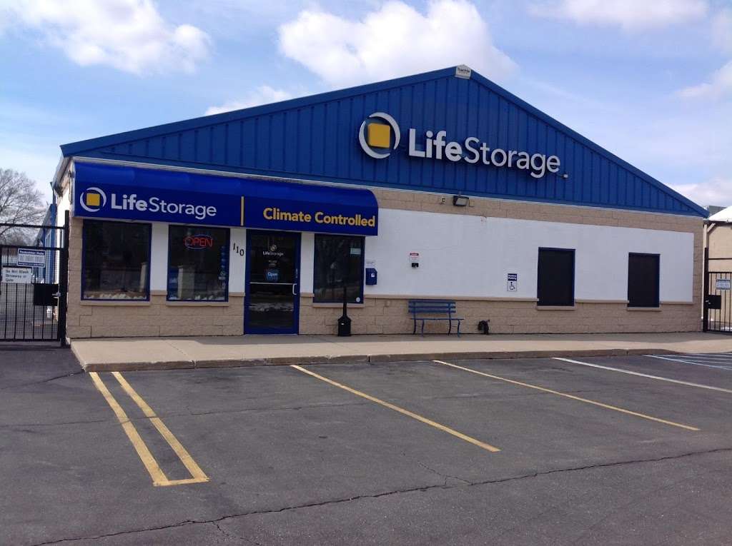 Life Storage | 110 Saxon Ave, Bay Shore, NY 11706, USA | Phone: (631) 666-9700