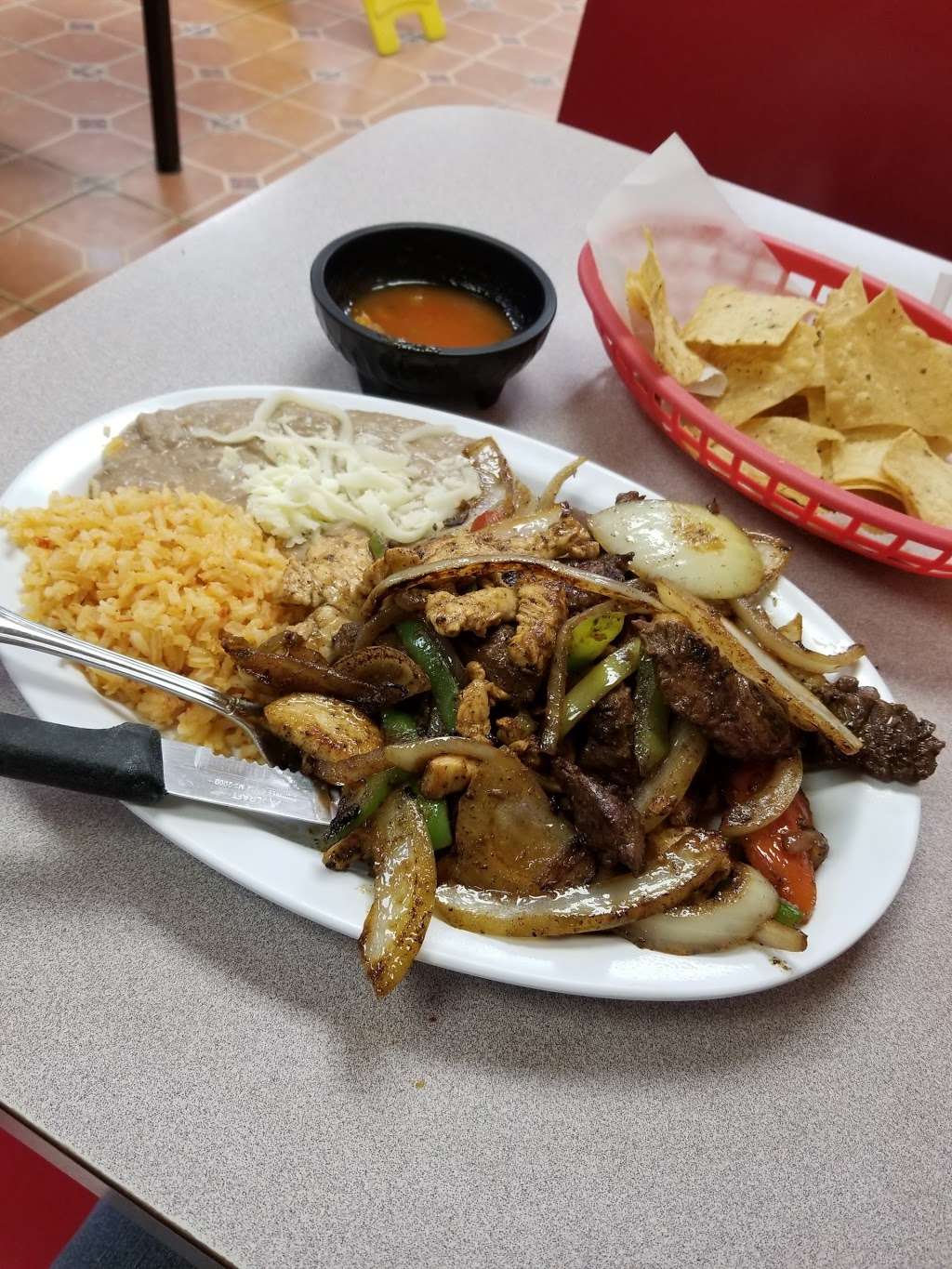 Los Burritos Mexicanos | 1015 E St Charles Rd, Lombard, IL 60148 | Phone: (630) 889-8001