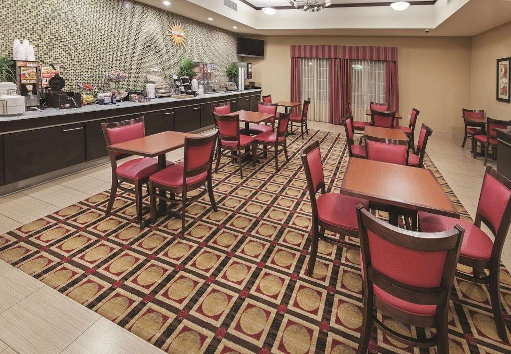 La Quinta Inn & Suites by Wyndham Cleveland TX | 1004 Hwy 59 South, Cleveland, TX 77327, USA | Phone: (281) 806-3007