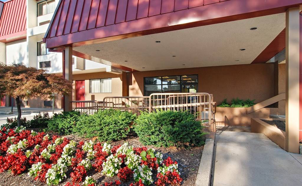 Red Roof Inn Cleveland - Airport/Middleburg Heights | 17555 Bagley Rd, Middleburg Heights, OH 44130, USA | Phone: (440) 243-2441