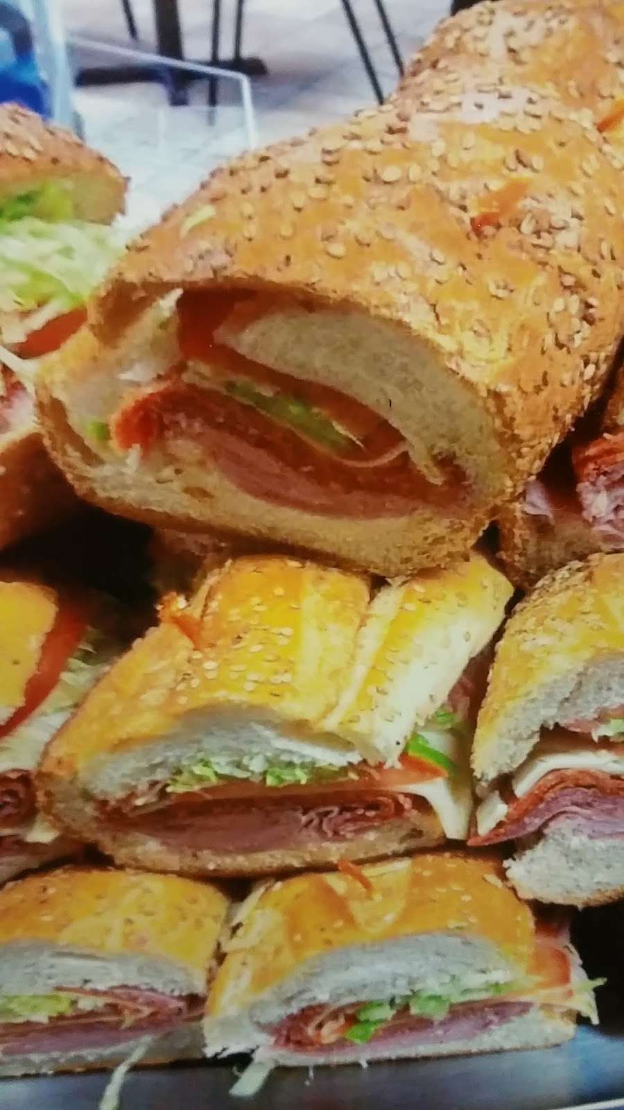 Lous Deli and Salad | 39 Mill Plain Rd, Danbury, CT 06811 | Phone: (203) 917-3968