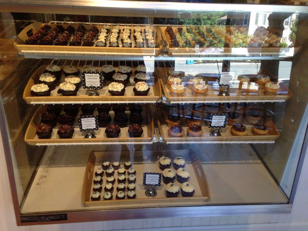 Sadie Maes Cupcake Cafe | 288 Main St, Hingham, MA 02043, USA | Phone: (781) 740-1876