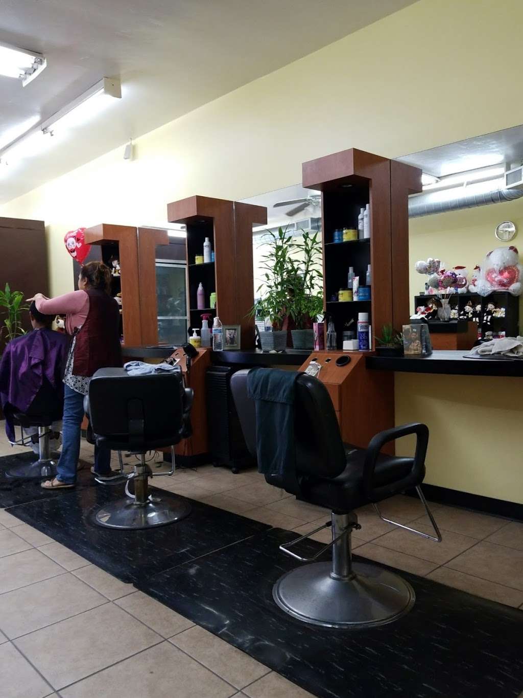 La Chiquita Beauty Salon and Flower Shop | 1232 E Lincoln Ave, Anaheim, CA 92805 | Phone: (714) 991-0771