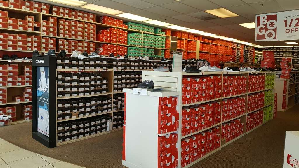 Famous Footwear | 1730 W Fullerton Ave, Chicago, IL 60614, USA | Phone: (773) 528-0077