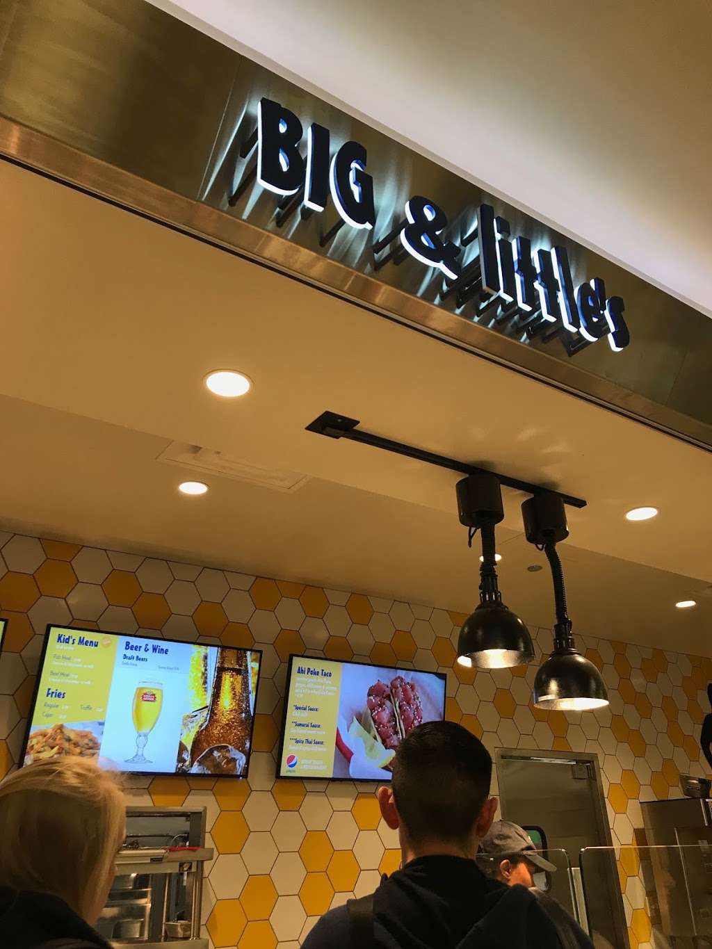 BIG & littles Restaurant | Midway International Airport, S Cicero Ave, Chicago, IL 60638, USA | Phone: (773) 462-0190