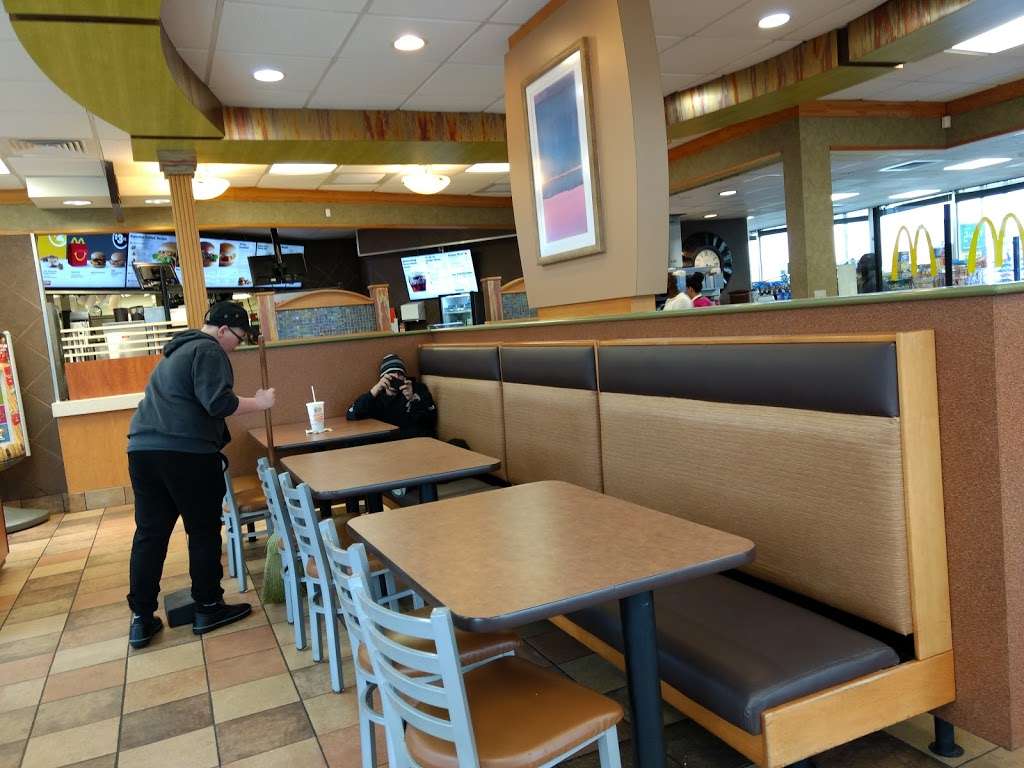 McDonalds - cafe  | Photo 3 of 10 | Address: 4906 Kentucky Ave, Indianapolis, IN 46221, USA | Phone: (317) 856-8152