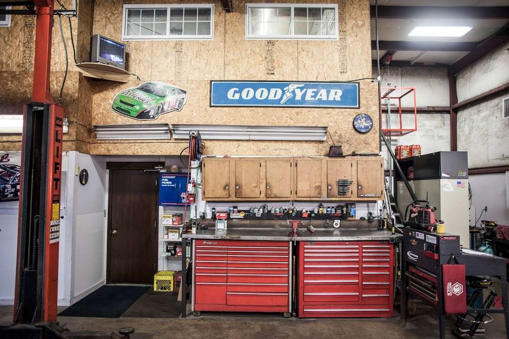 Neighborhood Garage | 301 SE Oldham Pkwy, Lees Summit, MO 64081, USA | Phone: (816) 524-6056