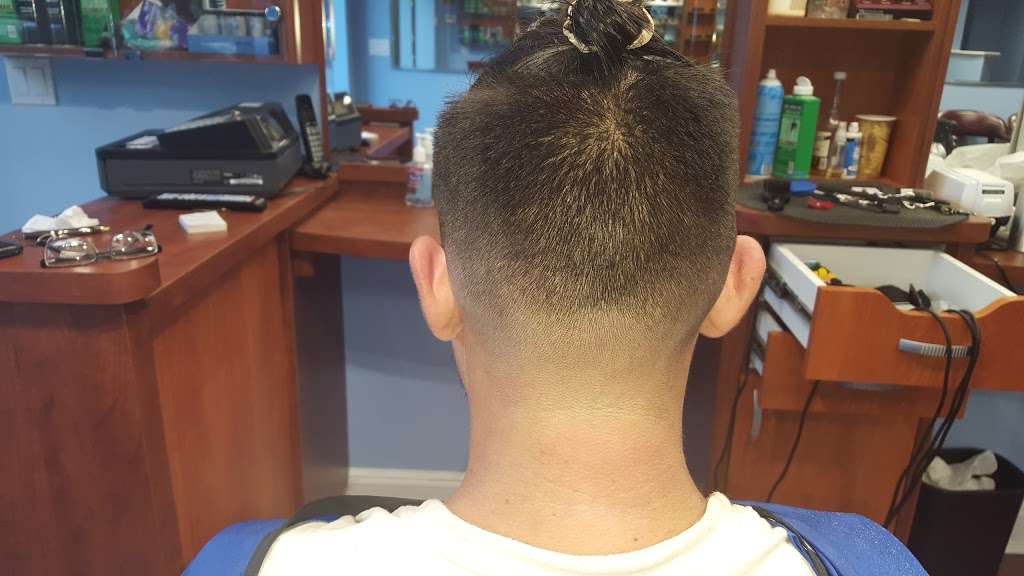 Vals elegant Barber shop | 8 Main St, Roslyn, NY 11576, USA | Phone: (516) 399-2220