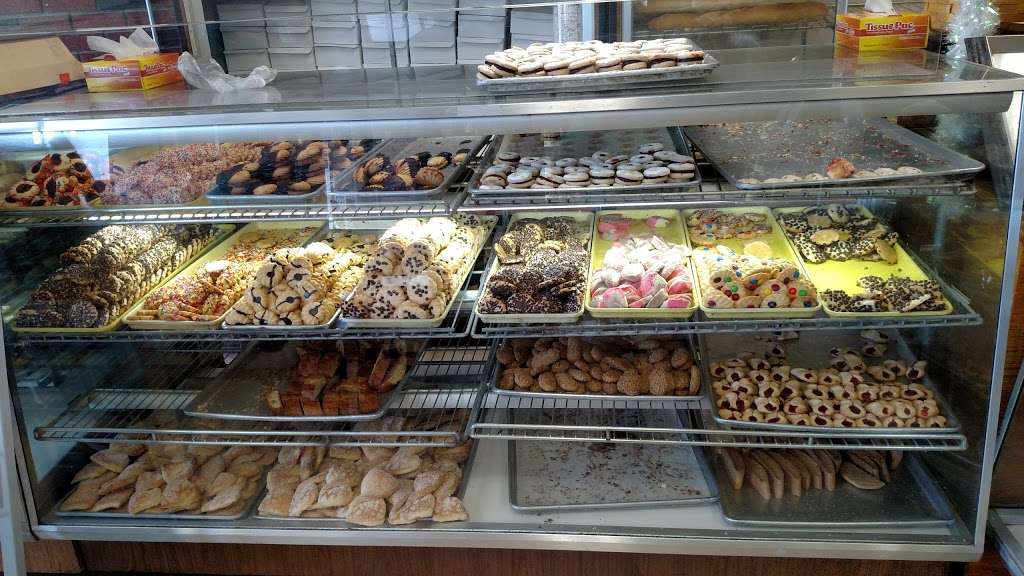 Carmines Italian Bakery | 425 E Main St, Middletown, NY 10940, USA | Phone: (845) 344-0780