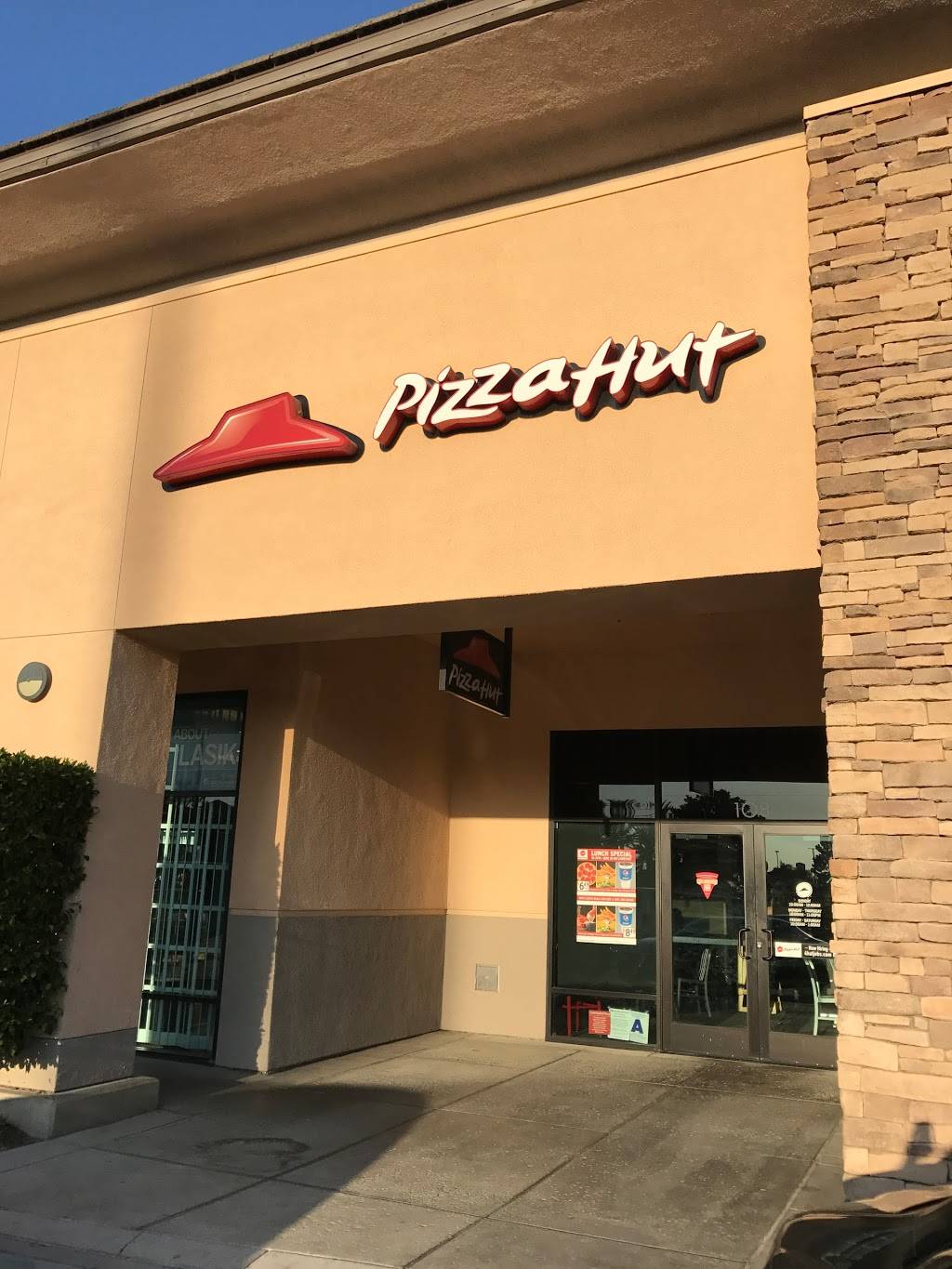 Pizza Hut | 7056 Archibald Ave Suite 108, Corona, CA 92880, USA | Phone: (951) 547-8894