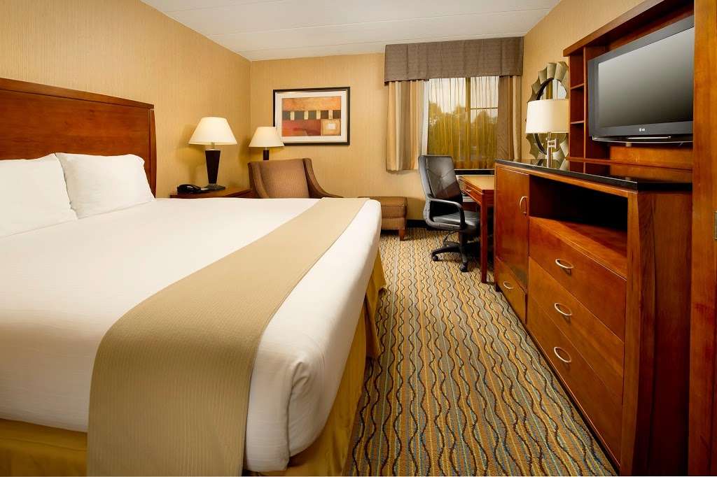 Holiday Inn Express Fairfax-Arlington Boulevard | 10327 Fairfax Blvd, Fairfax, VA 22030 | Phone: (703) 359-2888