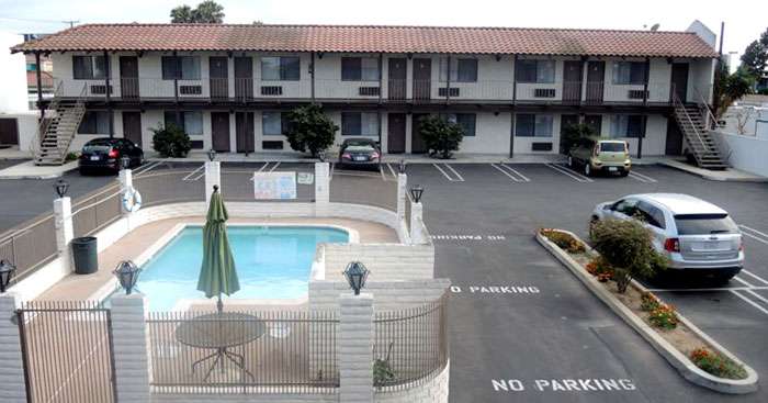 Cozy Inn Costa Mesa | 325 W Bay St, Costa Mesa, CA 92627, USA | Phone: (949) 650-2055