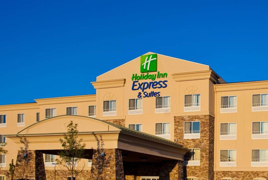 Holiday Inn Express & Suites Chicago North-Waukegan-Gurnee | 611 Lakehurst Rd, Waukegan, IL 60085, USA | Phone: (847) 473-4400