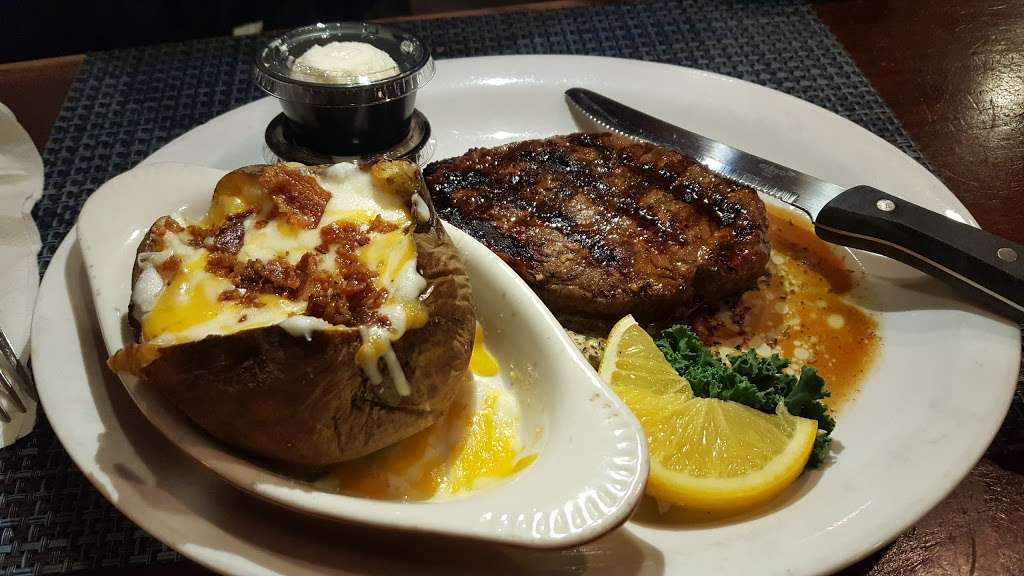 Traders Seafood Steak & Ale | 8132 Bayside Rd, Chesapeake Beach, MD 20732, USA | Phone: (301) 855-0766