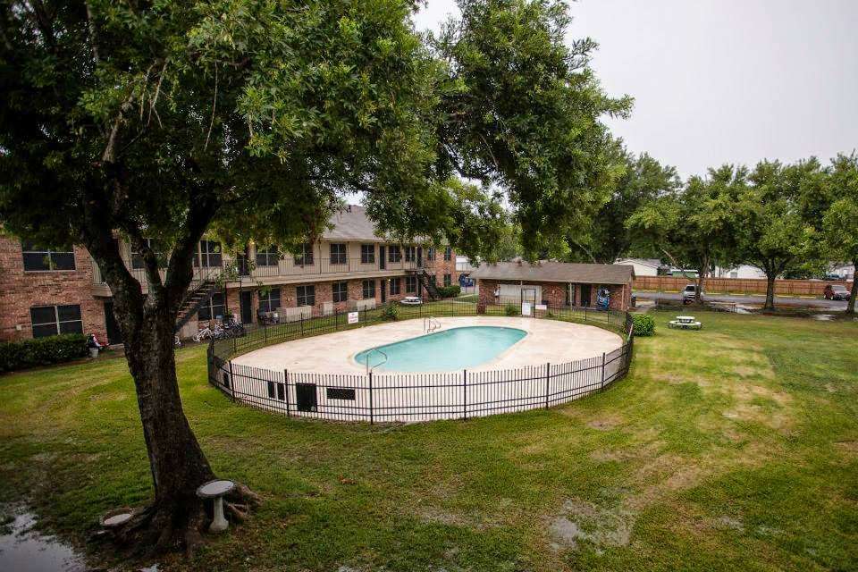 Oaks at Mustang Apartments | 2101 Mustang Rd, Alvin, TX 77511, USA | Phone: (281) 607-2065