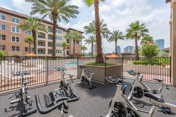 High Point Uptown Apartments | 807 S Post Oak Ln, Houston, TX 77056, USA | Phone: (713) 871-0790