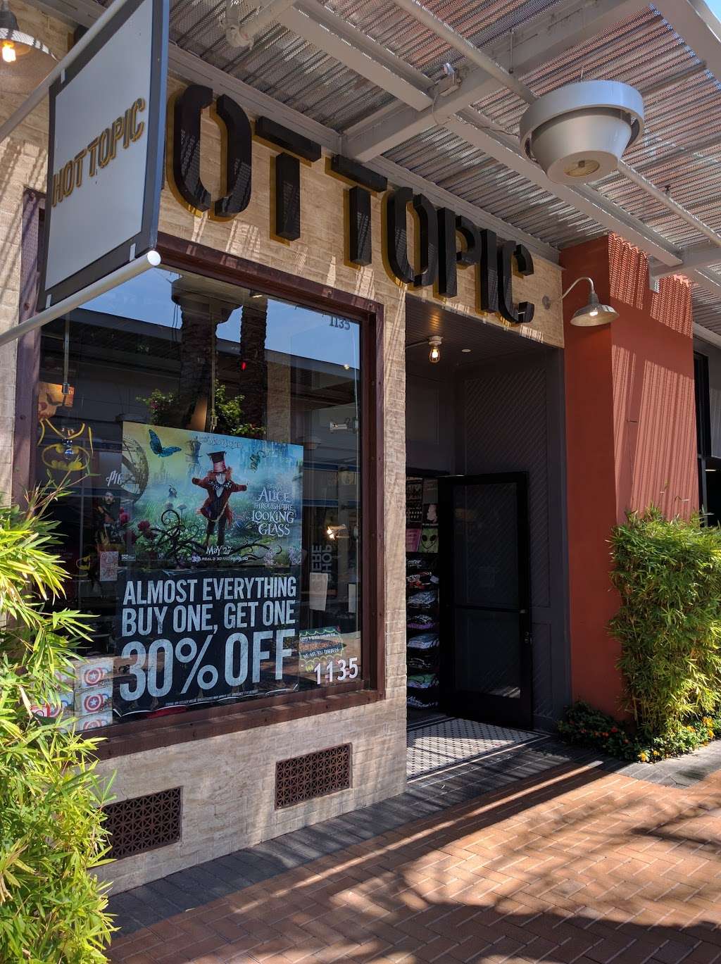 Hot Topic | 2000 Rio Salado Pathway D-2, Tempe, AZ 85281, USA | Phone: (480) 557-9828